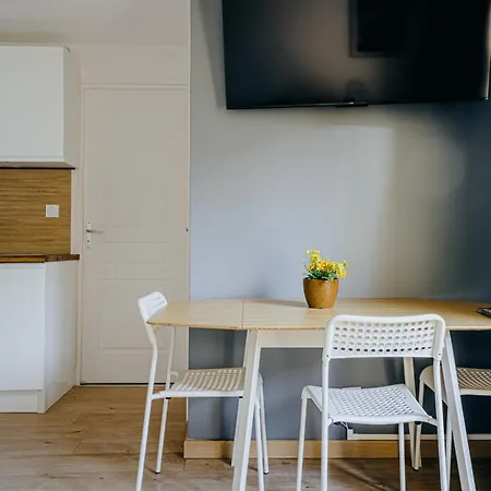 Дом отдыха Charmante Maison Avec Jardin Sans Vis-a-vis Saint-Fons
